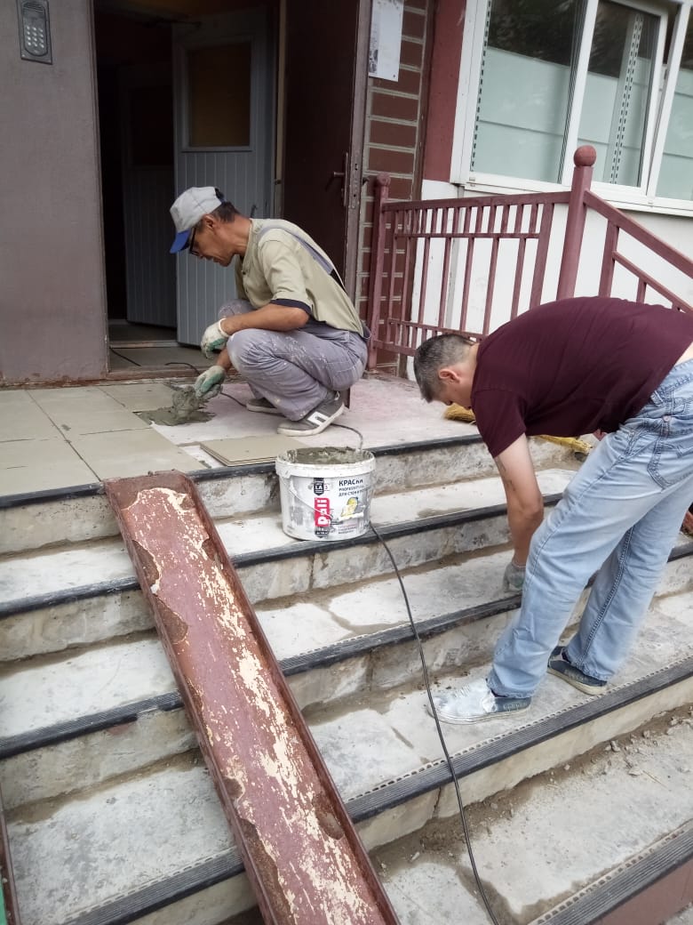 Ведутся работы по ремонту входных ступеней в подъезде №5 многоквартирного дома 45 поселка Развилка.